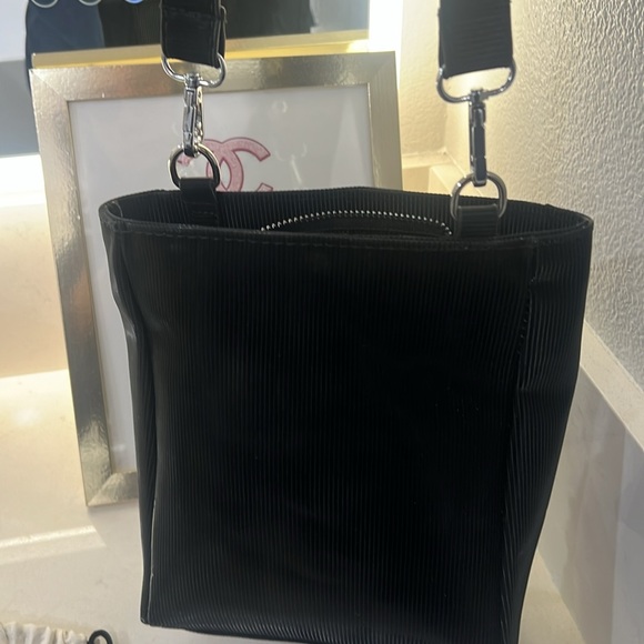 Naz faux bucket shoulder bag made in EGYPT.  Black with silver hardware NWOT - Picture 13 of 14